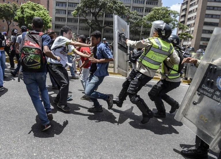 Protesto da oposi&ccedil;&atilde;o venezuelana exige a restaura&ccedil;&atilde;o dos poderes do Parlamento