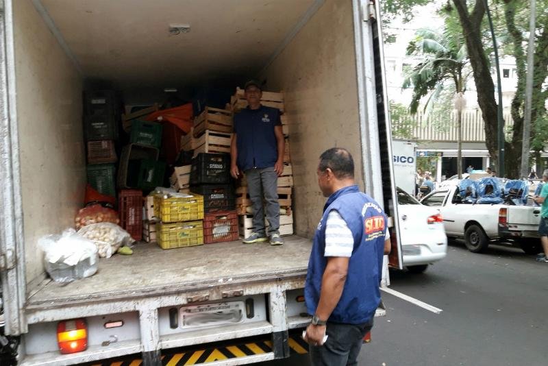 A&ccedil;&atilde;o apreende uma tonelada de frutas e verduras e fecha dep&oacute;sito irregular em Porto Alegre