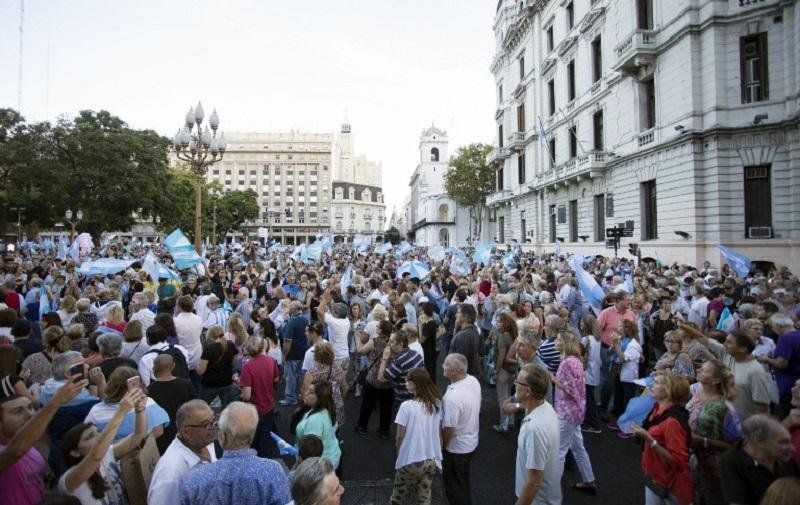 Macri enfrenta primeira greve geral em 16 meses de governo