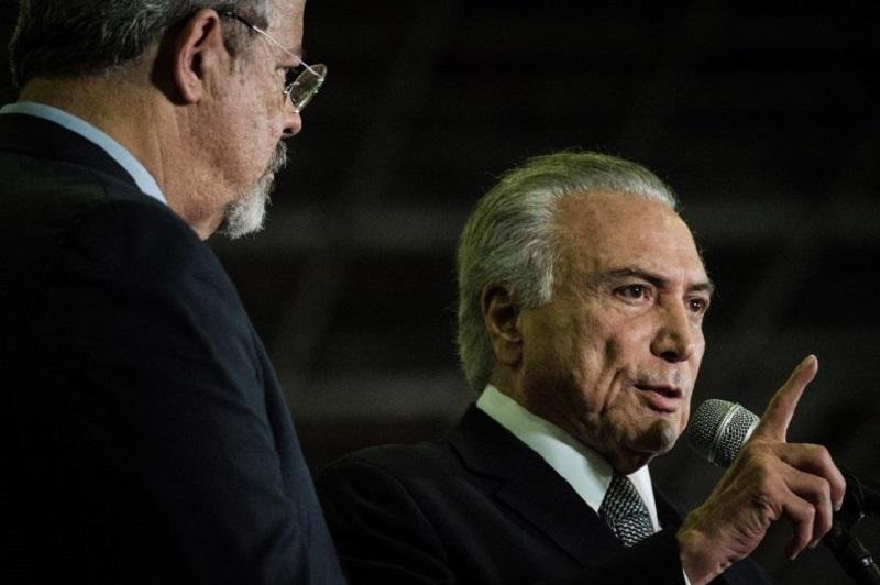 Temer diz, em entrevista, compreender as dificuldades de Renan