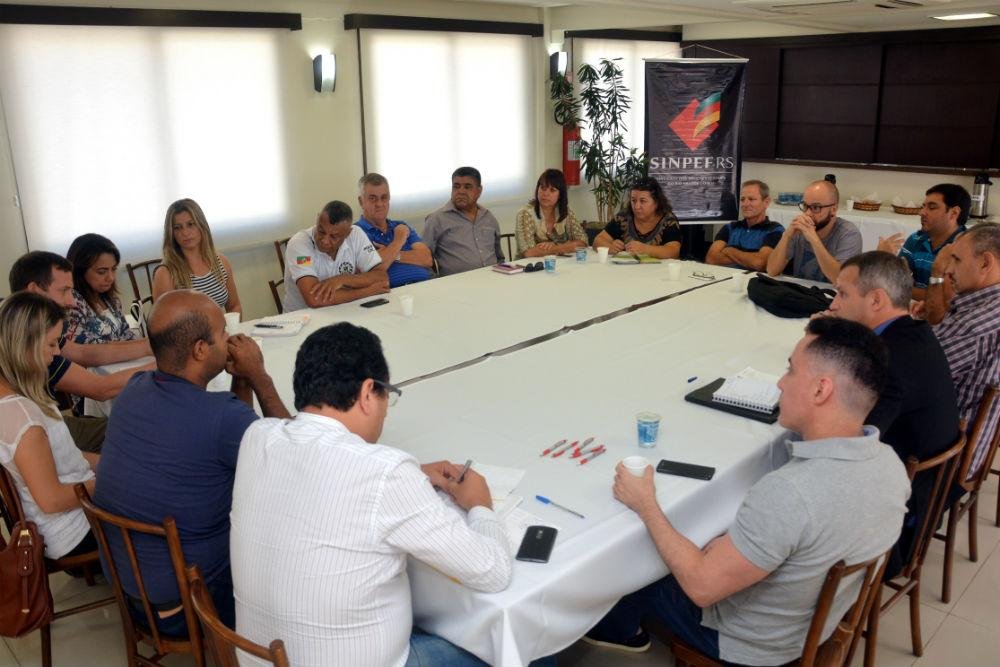 Policiais se reuniram na manh&atilde; desta quinta-feira para definir a&ccedil;&otilde;es para a greve geral