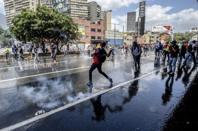Opositores protestam contra as senten&ccedil;as do Tribunal Supremo de Justi&ccedil;a com as quais assumiu brevemente os poderes do Parlamento e retirou a imunidade dos deputados