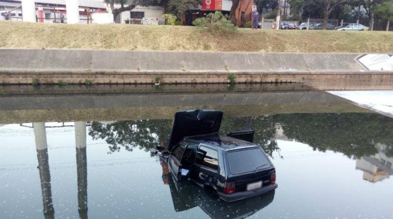 Carro cai no Arroio Dil&uacute;vio em Porto Alegre 