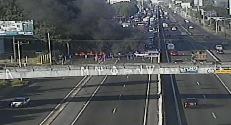 Protesto com queima de pneus bloqueia trecho da BR 116 em Esteio 