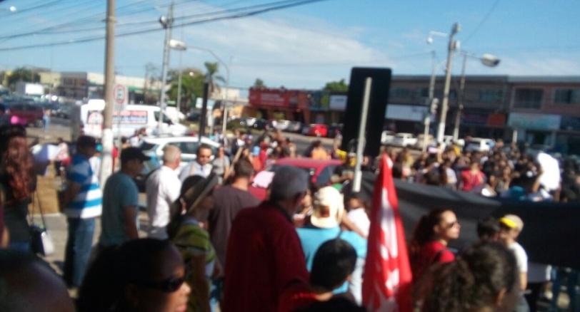 Manifesta&ccedil;&atilde;o conta com 1 mil pessoas e ocupa parte da avenida Flores da Cunha 