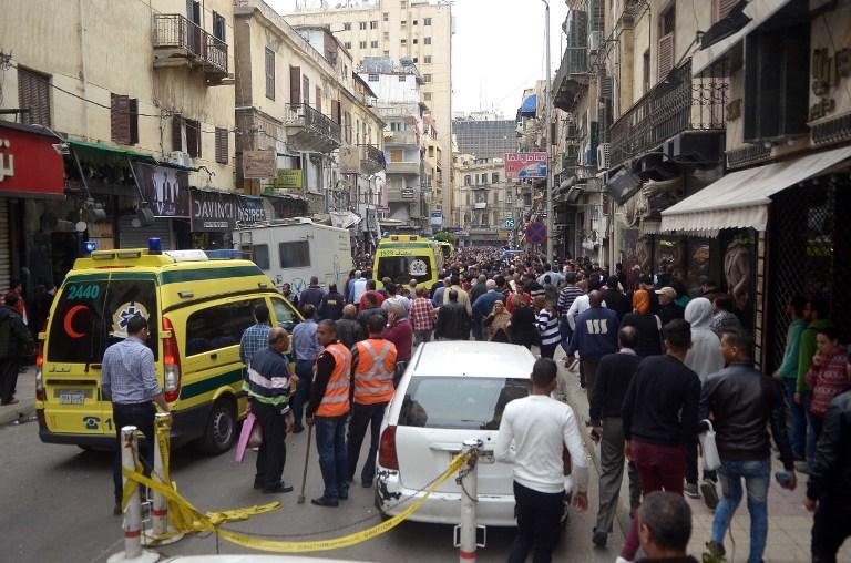 Pessoas se re&uacute;nem pr&oacute;ximo ao local de explos&atilde;o em Alexandria