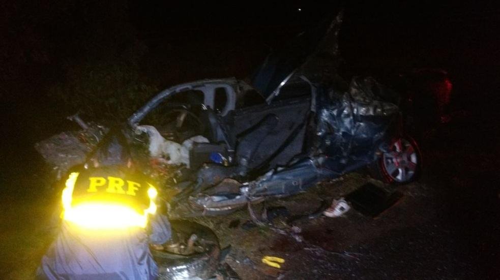 Colis&atilde;o entre carro e caminh&atilde;o deixa dois mortos e um ferido em S&atilde;o Borja