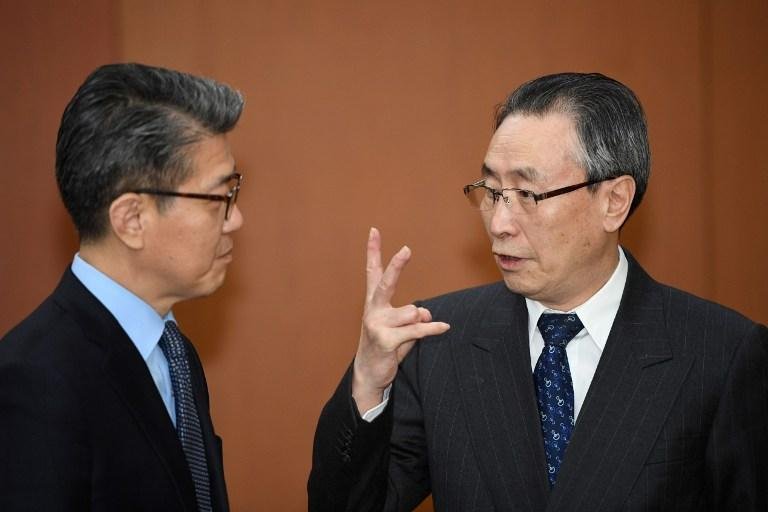 Kim Hong-Kyun (E), enviado de Seul para quest&otilde;es nucleares, conversa com Wu Darei 