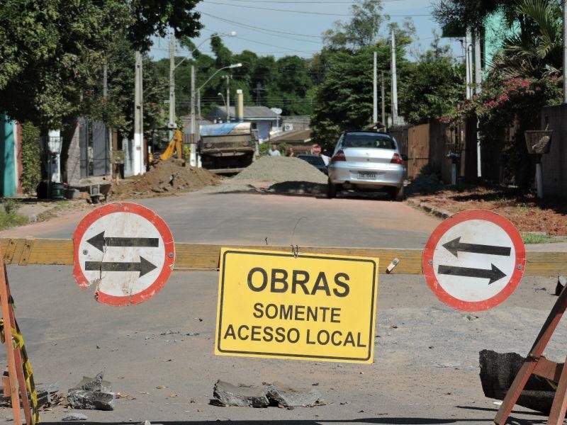 Obras da Corsan causam transtorno a moradores e comerciantes de Esteio 
