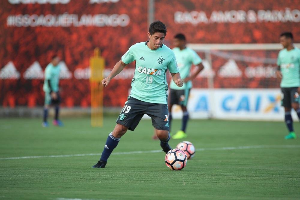 Dar&iacute;o Conca treina com bola no Flamengo pela primeira vez no ano