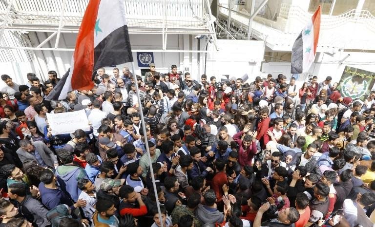 Centenas de s&iacute;rios protestam em Damasco contra bombardeios dos EUA