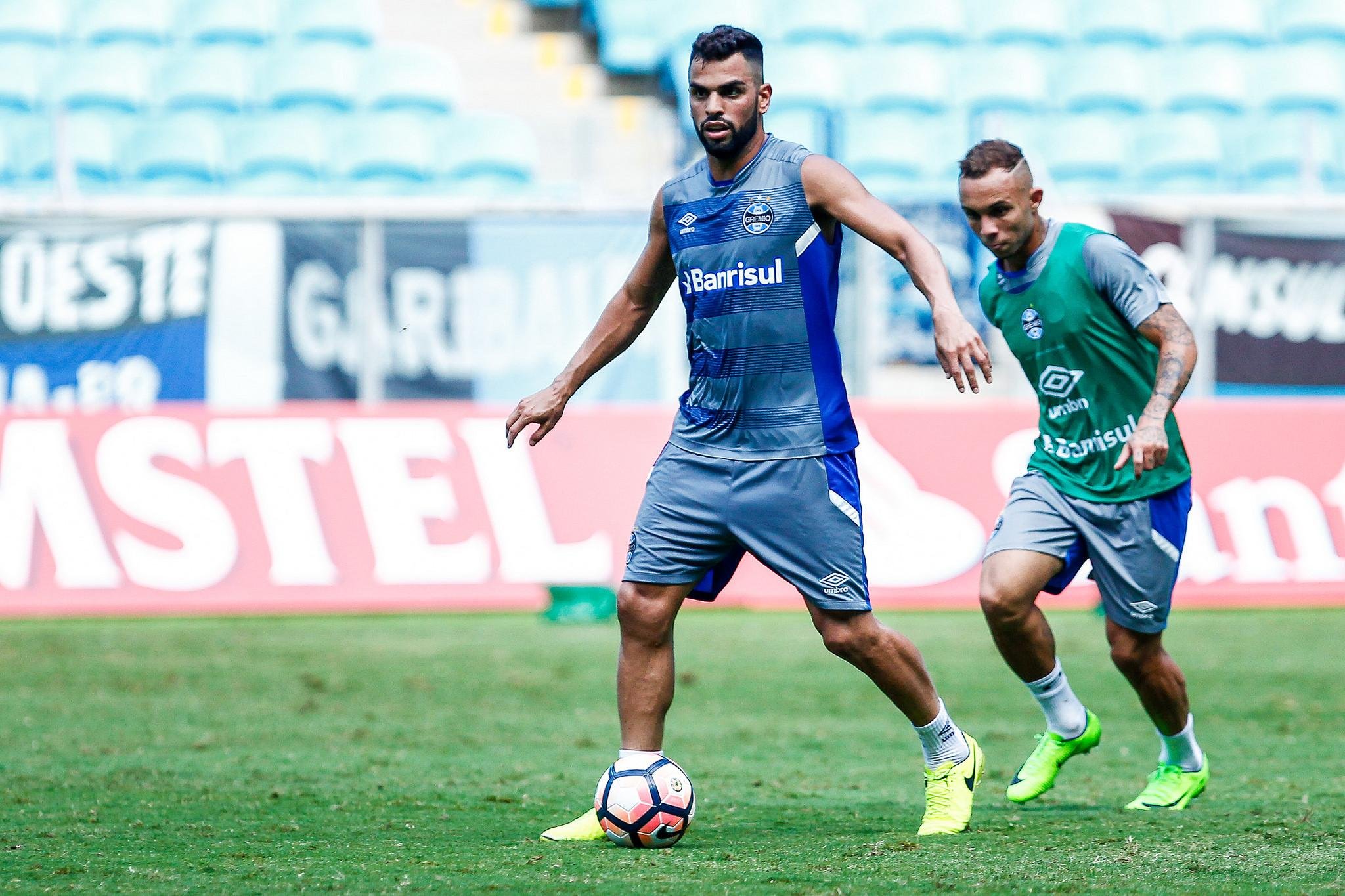 Maicon reagiu bem ao treino, mas s&oacute; jogar&aacute; se tiver 100%, afirma vice de futebol