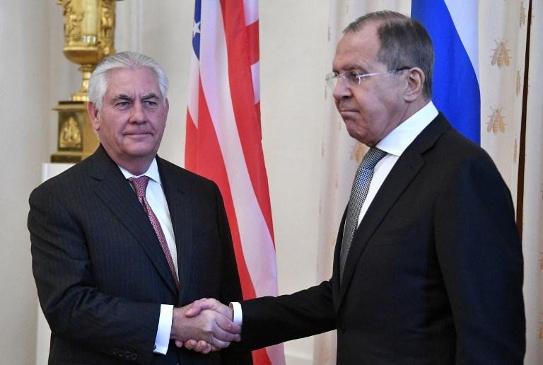 Ministro russo Sergei Lavrov (D) d&aacute; boas vindas ao secret&aacute;rio americano Rex Tillerson