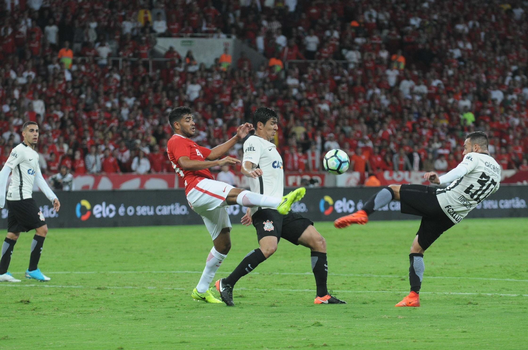 Colorado enfrenta clube paulista com casa cheia e clima de rivalidade