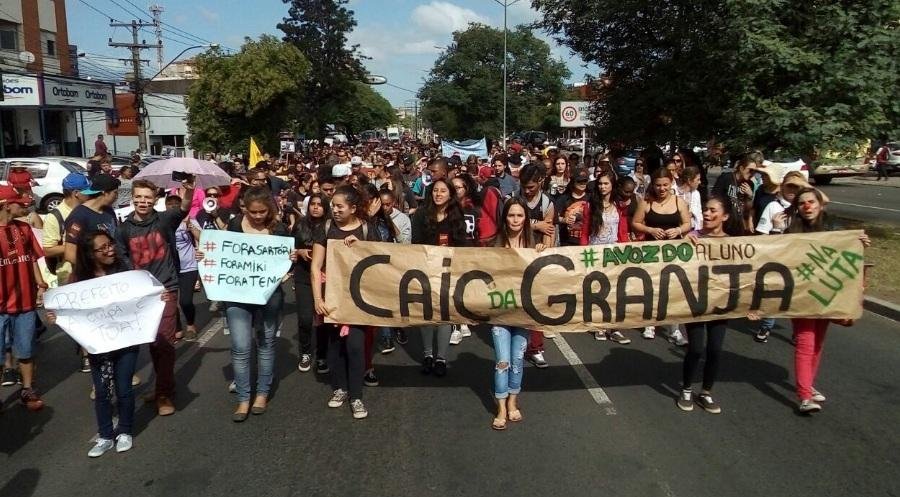 Municip&aacute;rios realizaram caminhada pelas ruas de Cachoeirinha