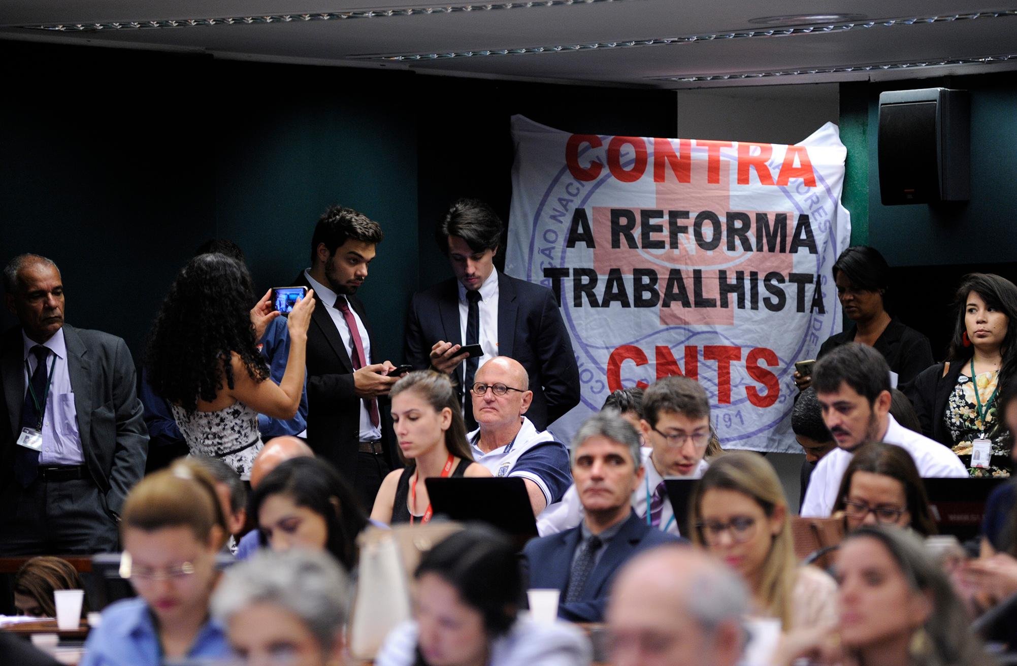 Audi&ecirc;ncia come&ccedil;ou com protesto de parlamentares da oposi&ccedil;&atilde;o