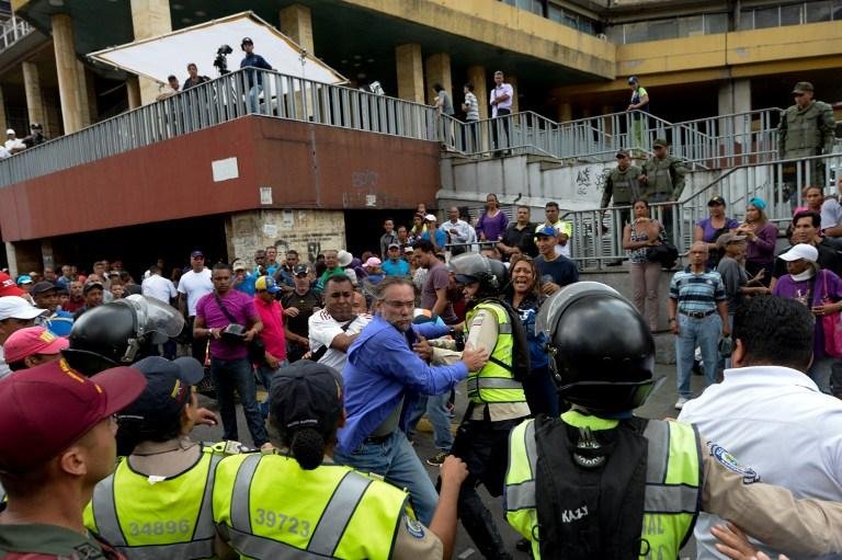 Protestos na Venezuela matam quatro e envolvem Igreja no conflito