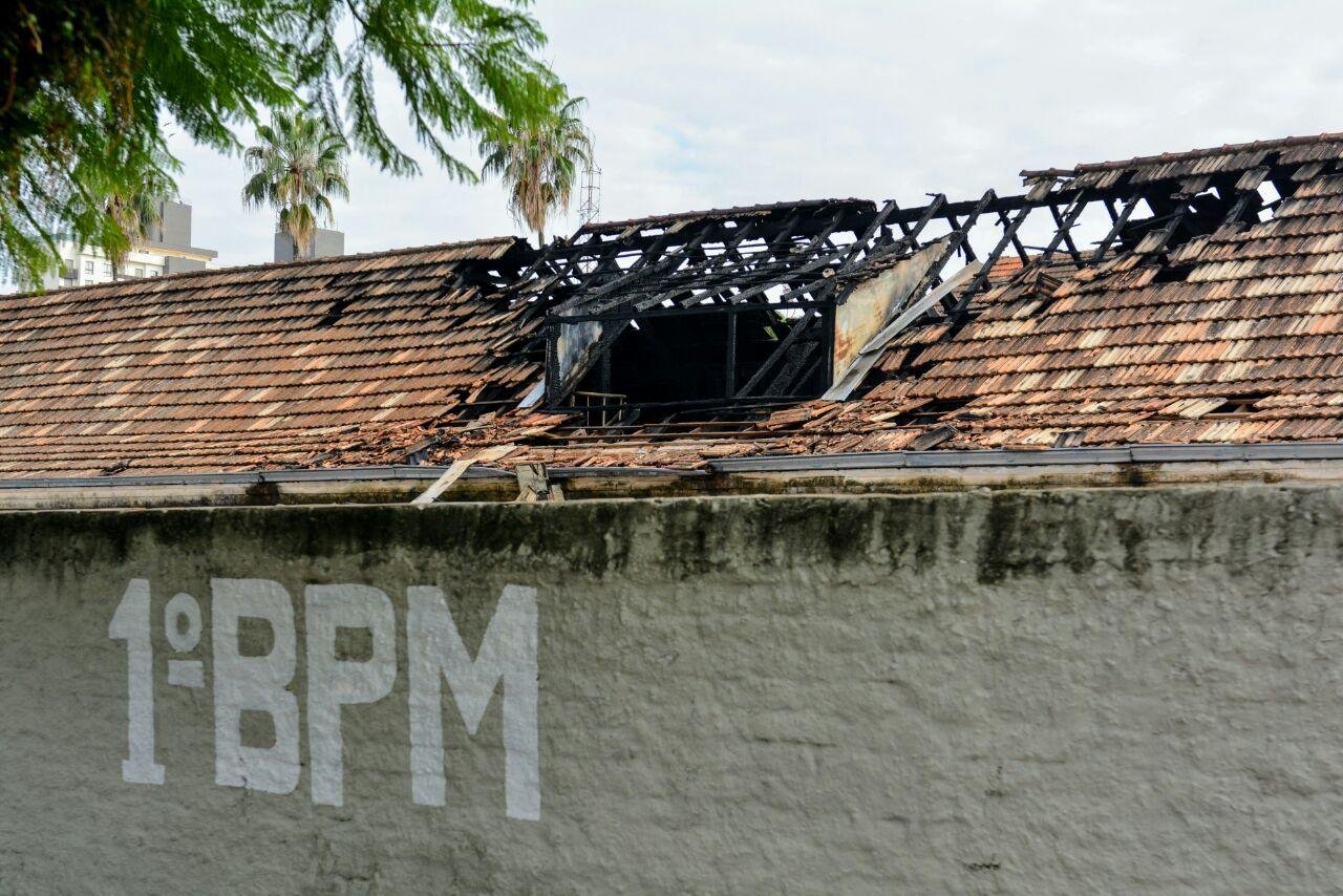 Inc&ecirc;ndio atinge pr&eacute;dio da Brigada Militar em Porto Alegre