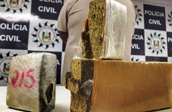 Homem &eacute; preso ao oferecer drogas a policiais em Porto Alegre 