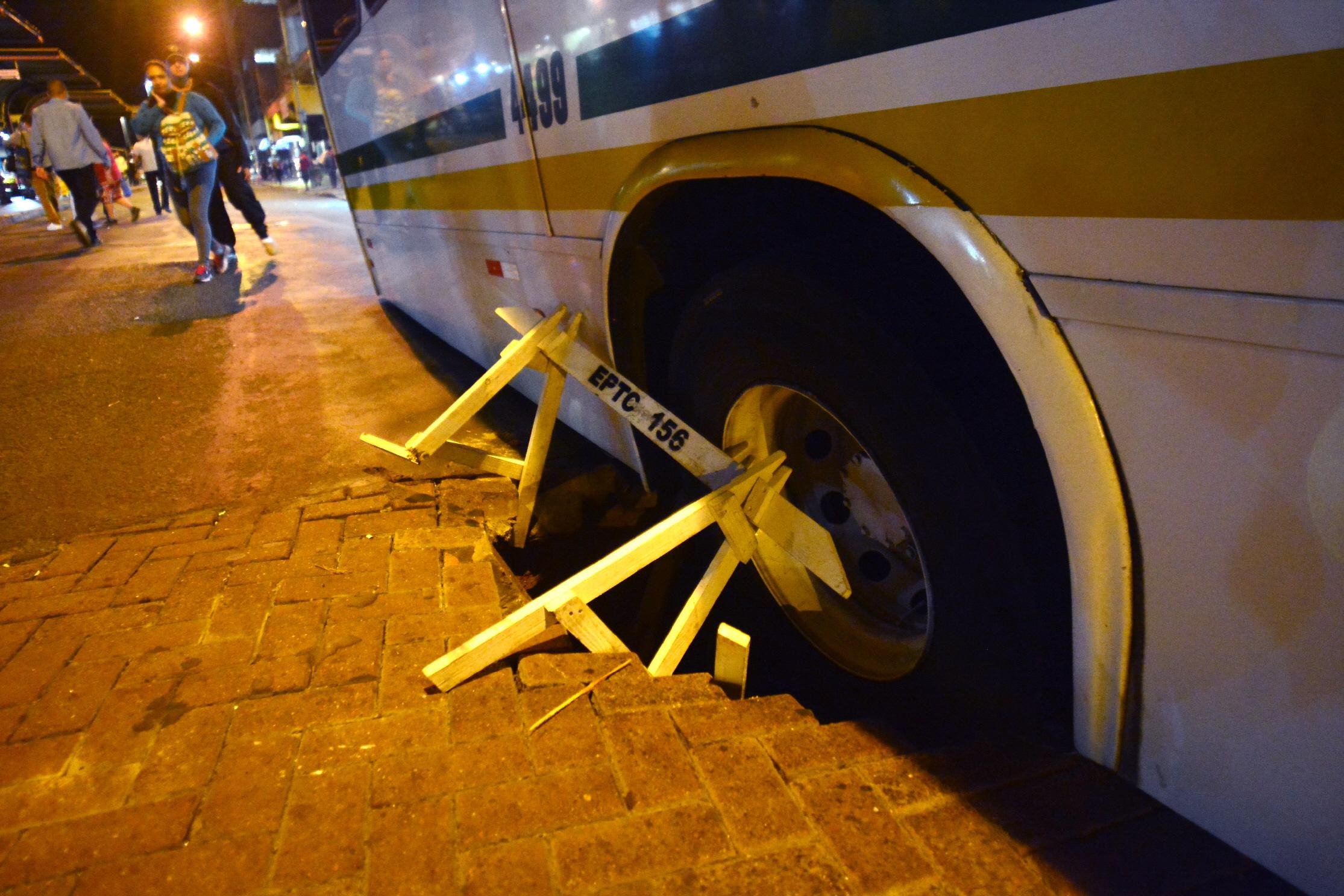 &Ocirc;nibus cai em buraco na esta&ccedil;&atilde;o Parob&eacute; no Centro de Porto Alegre