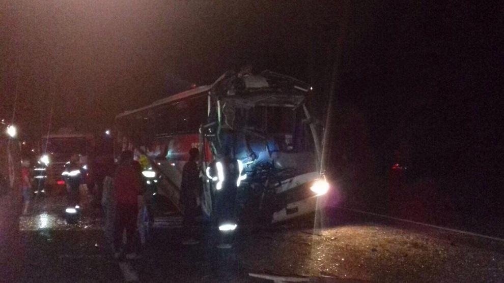 Colis&atilde;o entre &ocirc;nibus e caminh&atilde;o fere pelo menos seis pessoas no Litoral Norte 