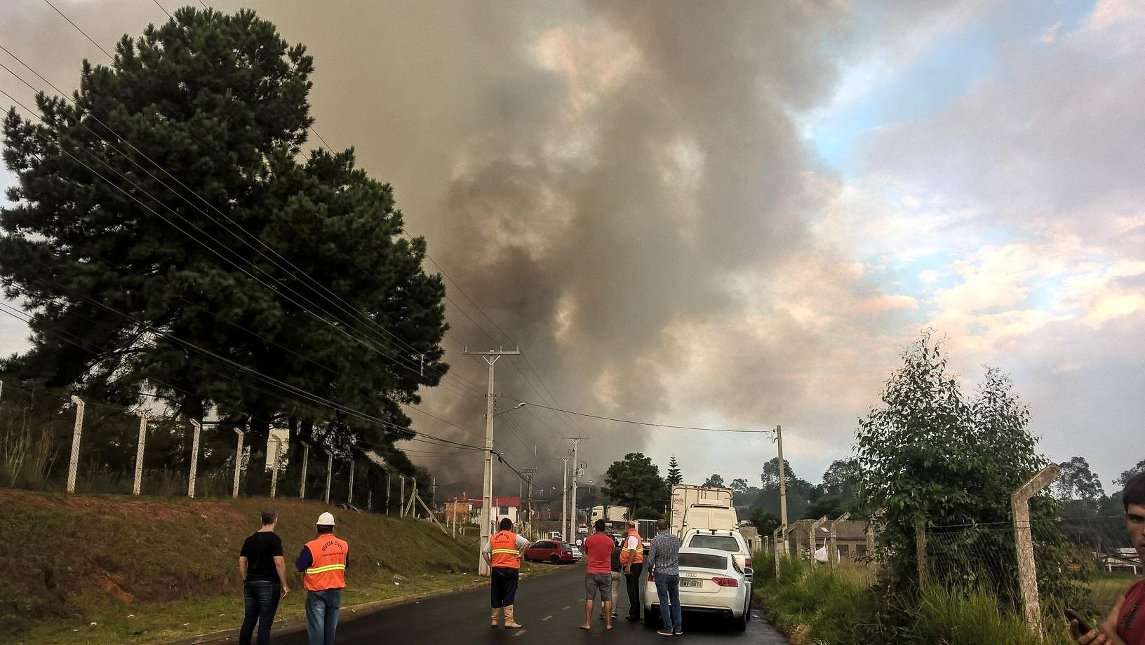Inc&ecirc;ndio atingiu pr&eacute;dio em Nova Santa Rita