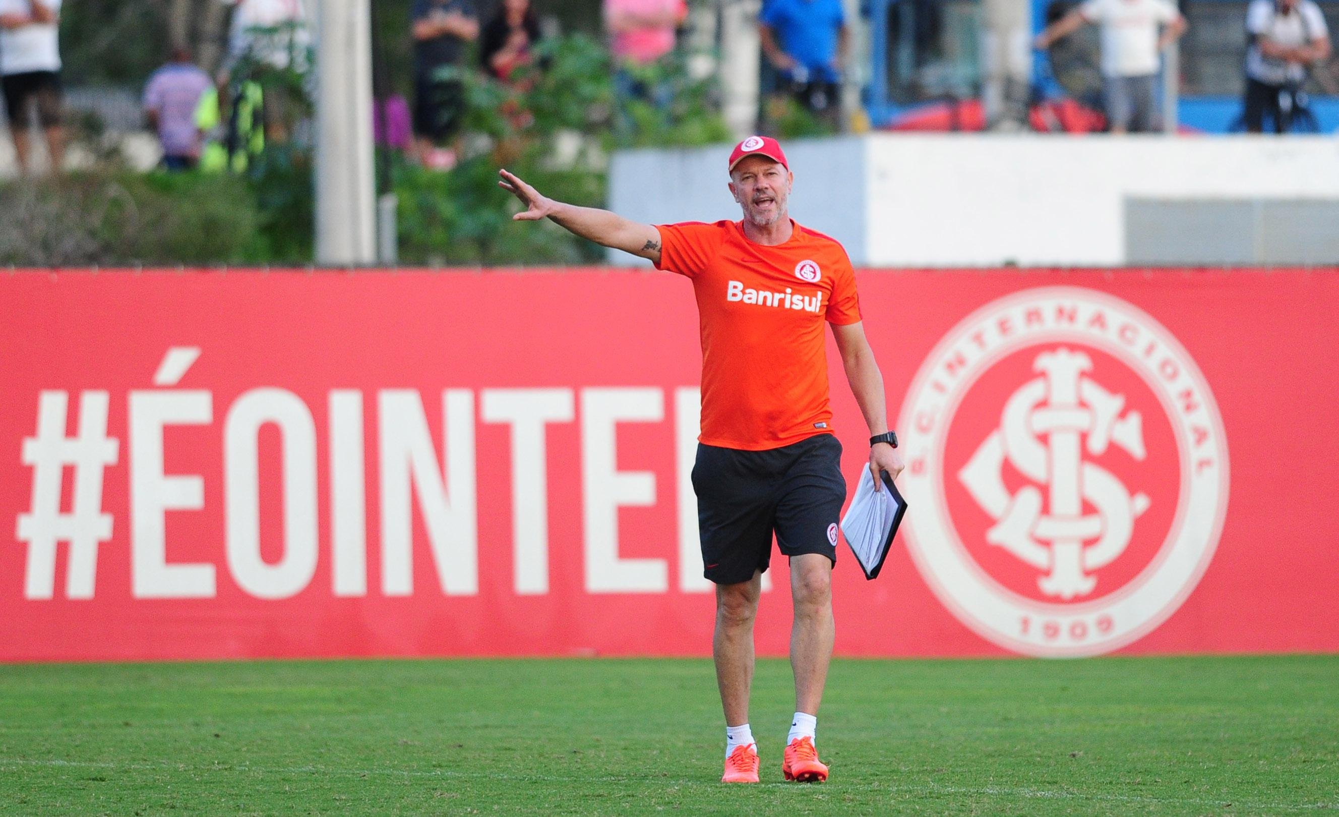 Primeira parte do treino aconteceu com port&otilde;es fechados 
