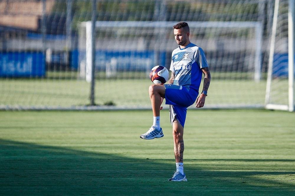 Ronaldinho pede Luan no Barcelona