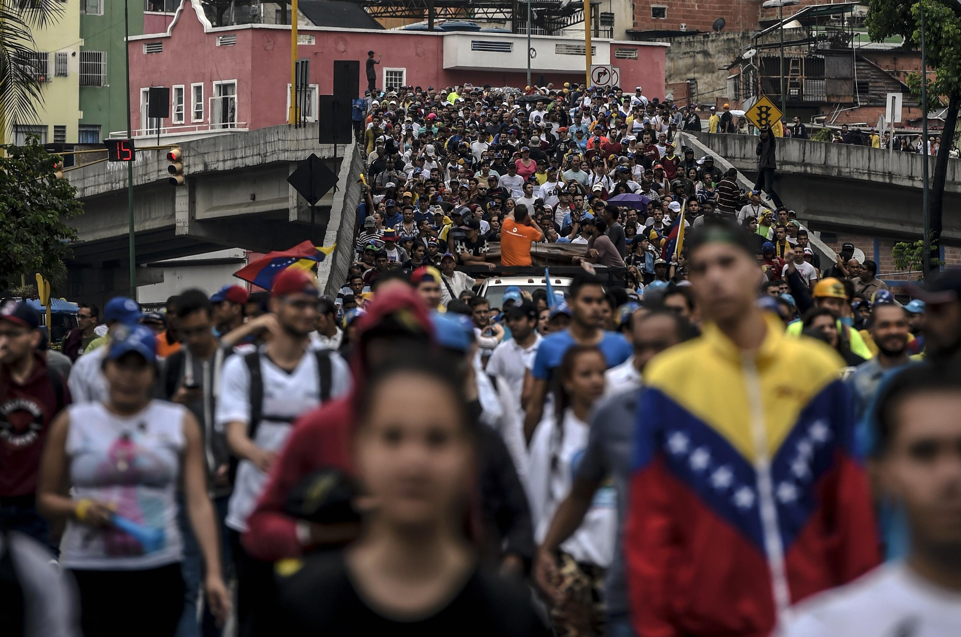Presidente acusou opositor de "desespero golpista" por danos a lojas de Los Teques durante protestos