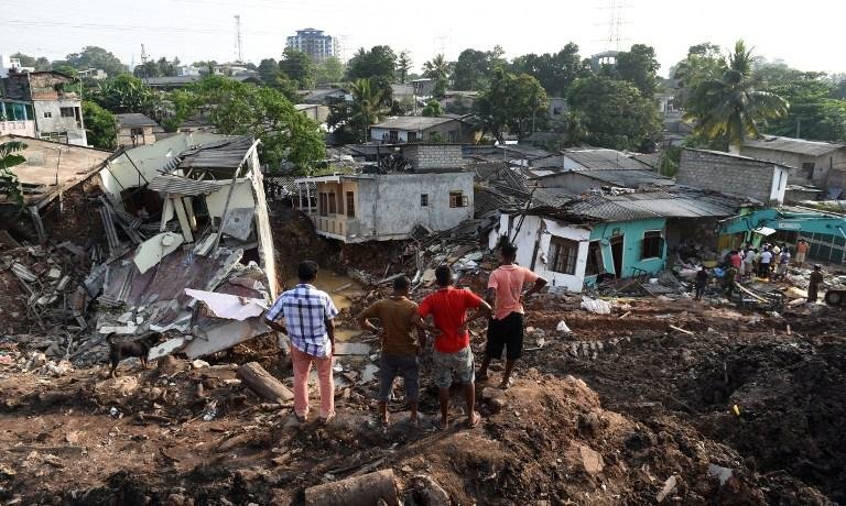 Sobe para 28 n&uacute;mero de mortos em desabamento de montanha de lixo no Sri Lanka