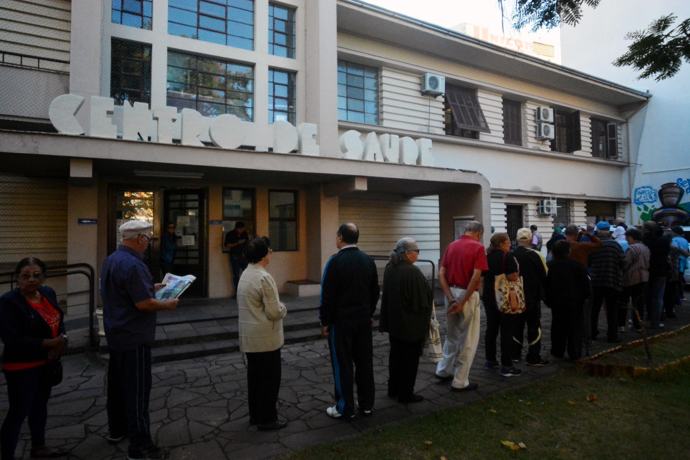 P&uacute;blico-alvo da campanha chegou cedo para realizar a imuniza&ccedil;&atilde;o