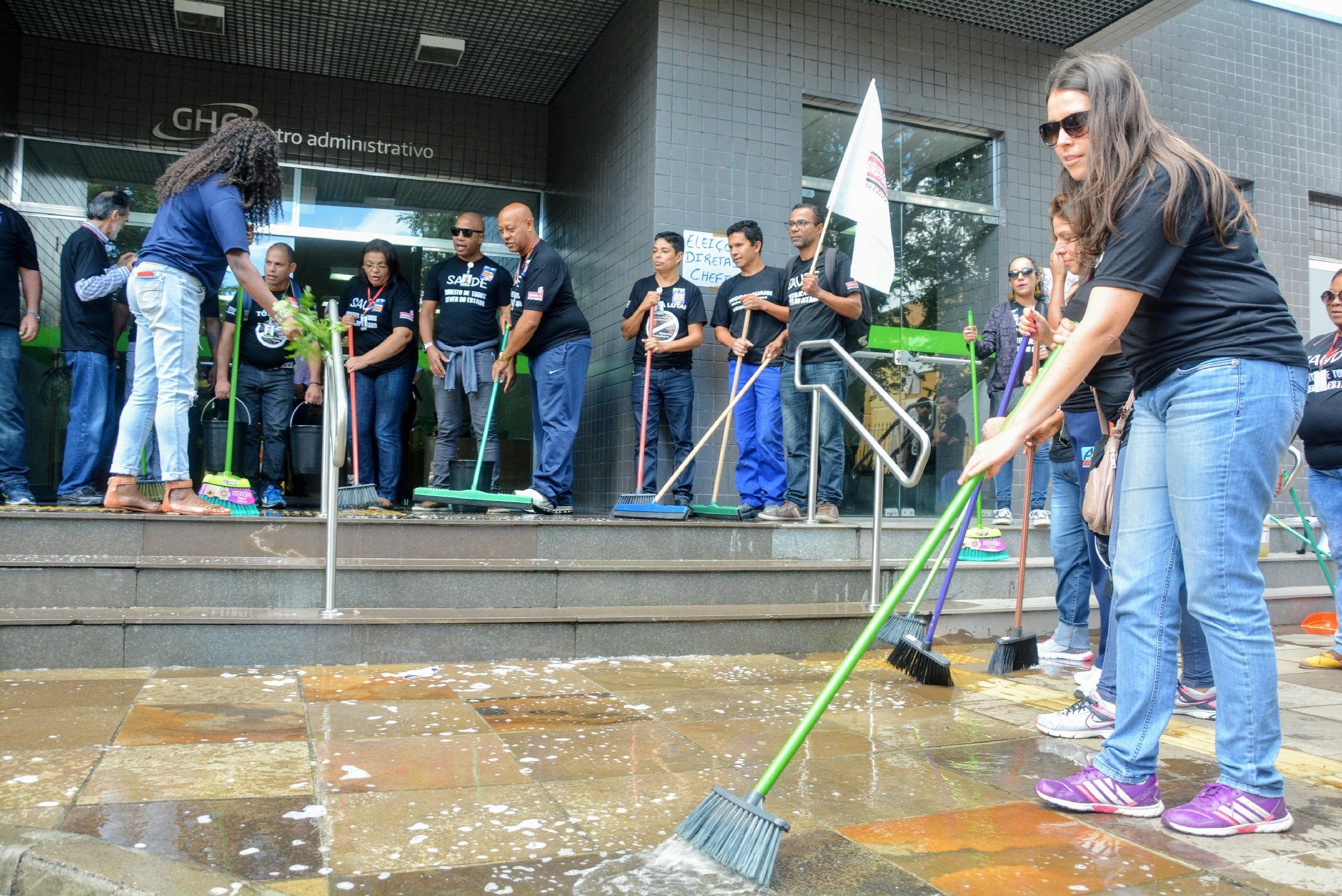 Manifestantes faxinaram a entrada do Grupo Hospitalar Concei&ccedil;&atilde;o