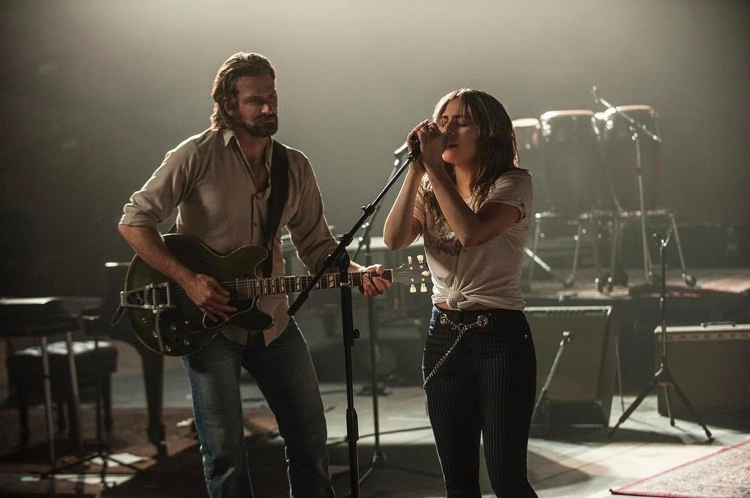 Bradley Cooper dirige e contracena com a cantora no musical