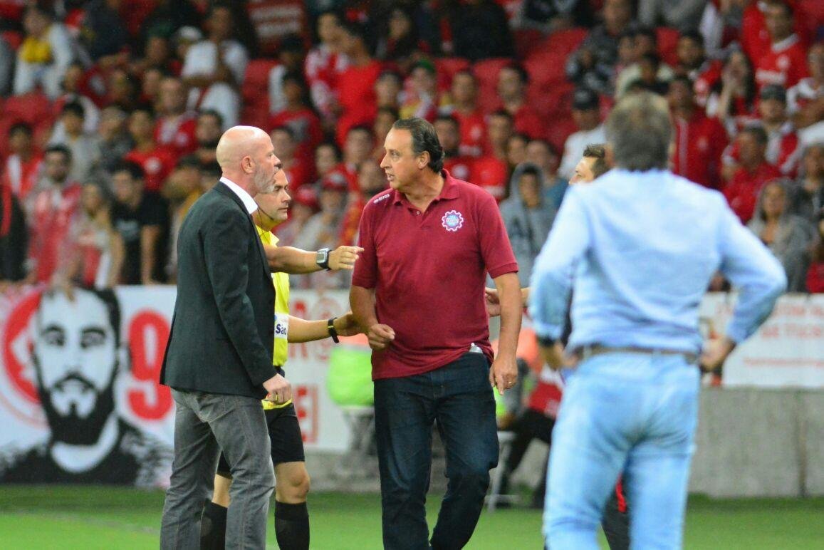 Ant&ocirc;nio Carlos Zago, de preto, discutiu com o m&eacute;dico do Caxias