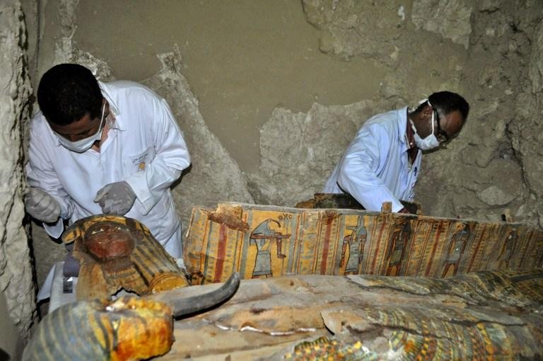 Sarc&oacute;fagos de madeira de cores vivas foram encontrados no sul do Egito