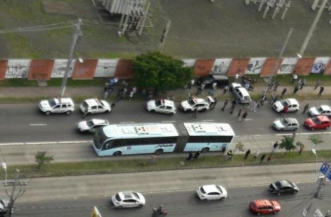 Roubo de ve&iacute;culo tem persegui&ccedil;&atilde;o e atropelamento em Porto Alegre