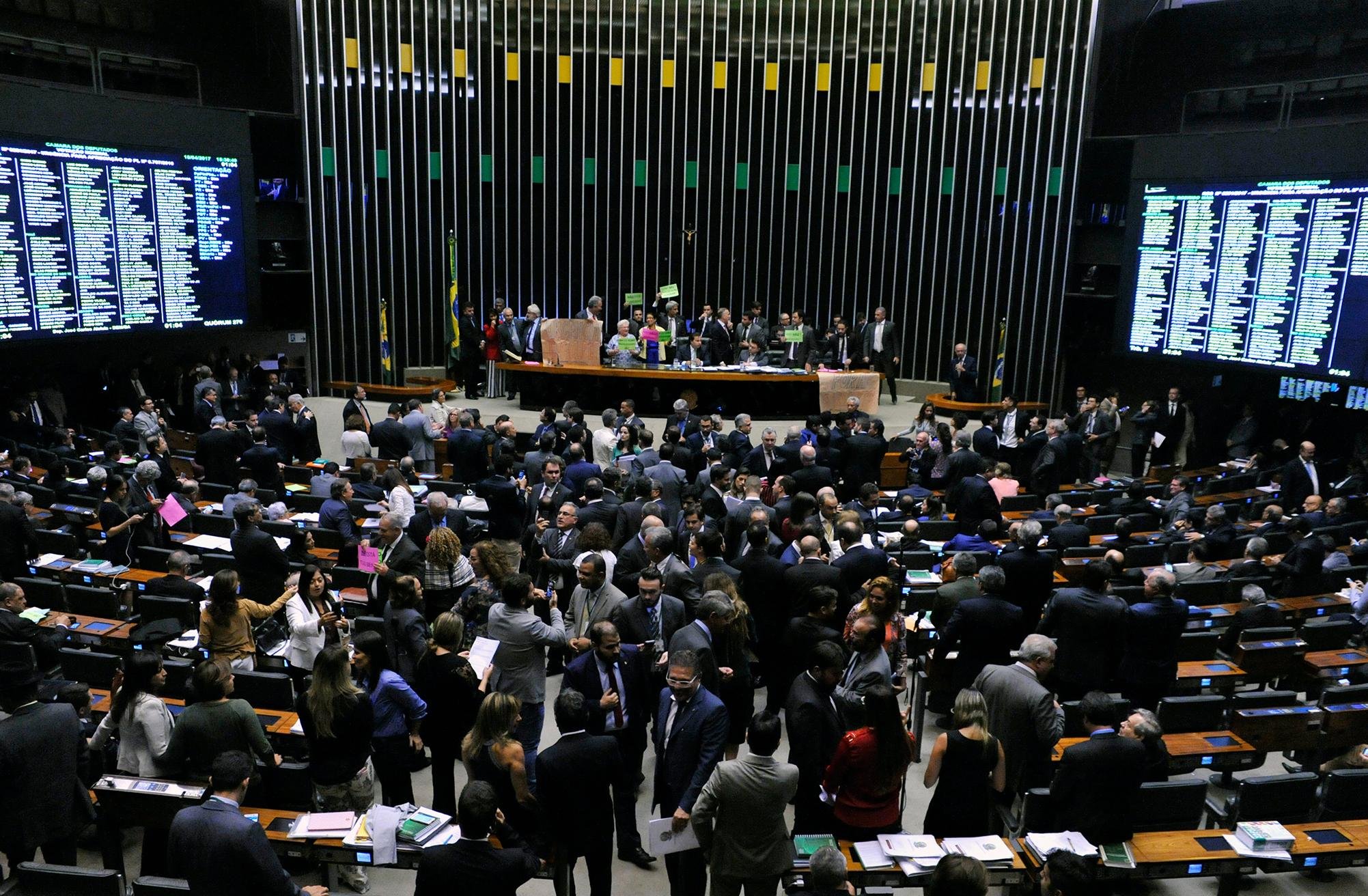 Presidente da Casa, Rodrigo Maia deixou brecha para l&iacute;deres pedirem nova vota&ccedil;&atilde;o