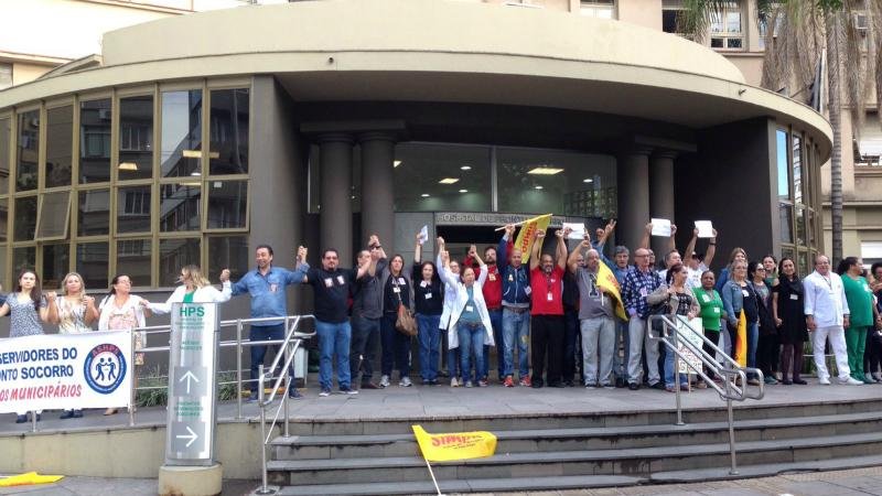 Grupo de servidores se reuniram na frente do Hospital de Pronto-Socorro