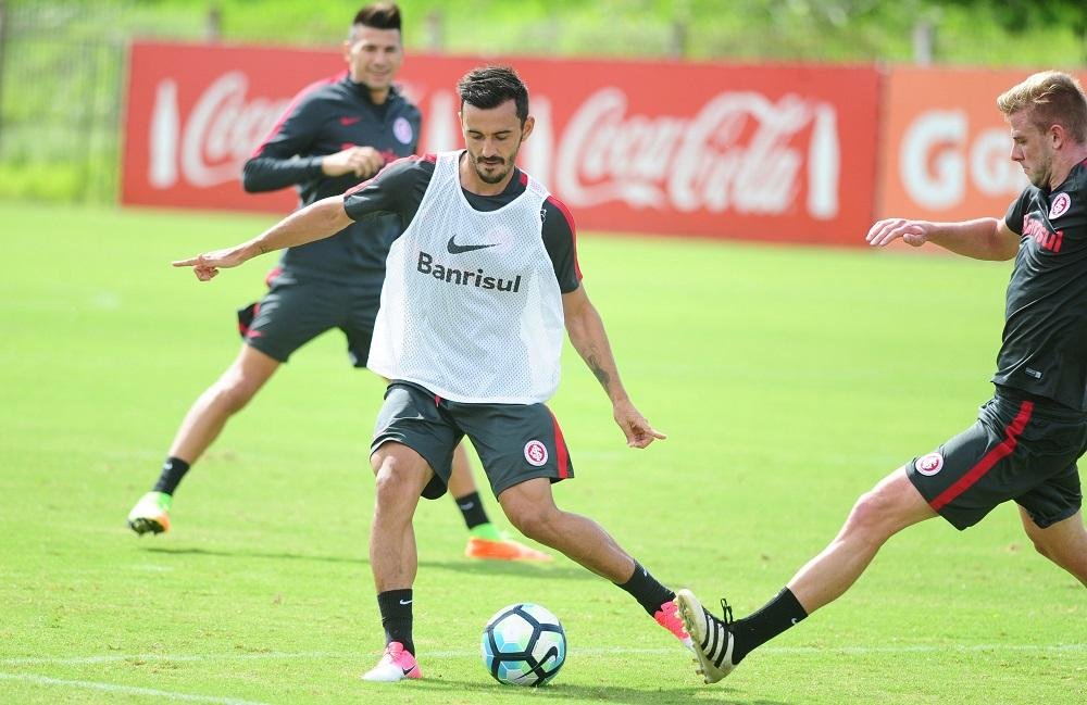 Com a aus&ecirc;ncia de Carlinhos, suspenso, Uendel deve voltar a jogar na lateral-esquerda no duelo de hoje