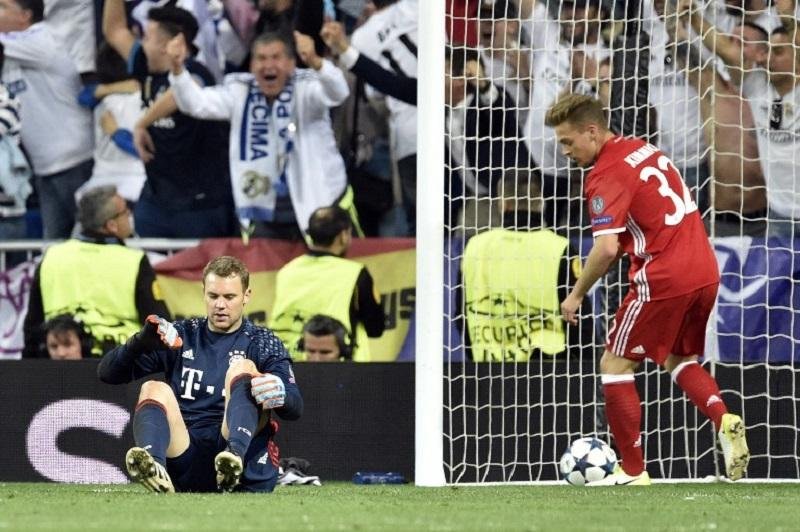 Neuer tem fratura no p&eacute; e est&aacute; fora do restante da temporada