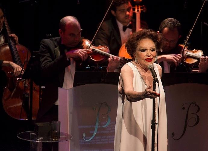 Repert&oacute;rio traz sucessos de Edith Piaf, Am&aacute;lia Rodrigues, Carlos Gardel e Frank Sinatra