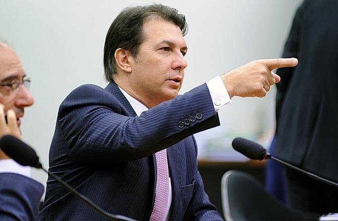 Maia chegou a recome&ccedil;ar a leitura do parecer, mas houve acordo para que o relat&oacute;rio fosse dado como lido