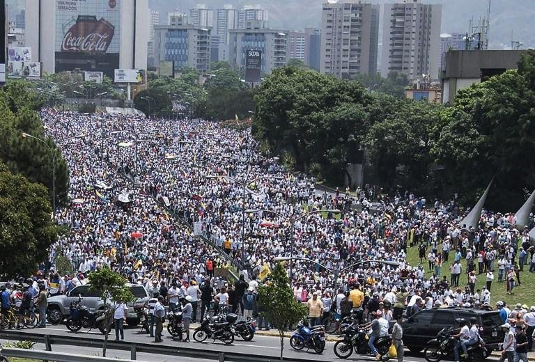 Centenas de pessoas se manifestaram contra o governo chavista nos &uacute;ltimos dias em v&aacute;rias cidades da Europa e da Am&eacute;rica