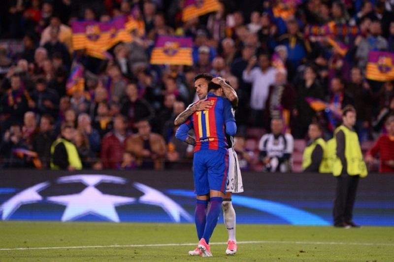 Neymar chora e &eacute; consolado por Daniel Alves ap&oacute;s a elimina&ccedil;&atilde;o do Barcelona