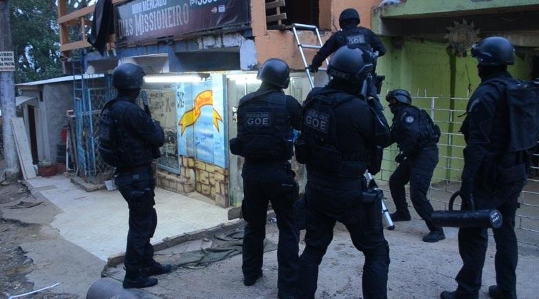 Grupo cometia sequestros para expulsar fam&iacute;lias de casa, diz delegado 