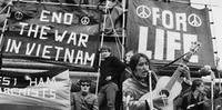 Entre os temas abordados estão a música de resistência contra a Guerra do Vietnã, fortemente condenada pela cantora Joan Baez