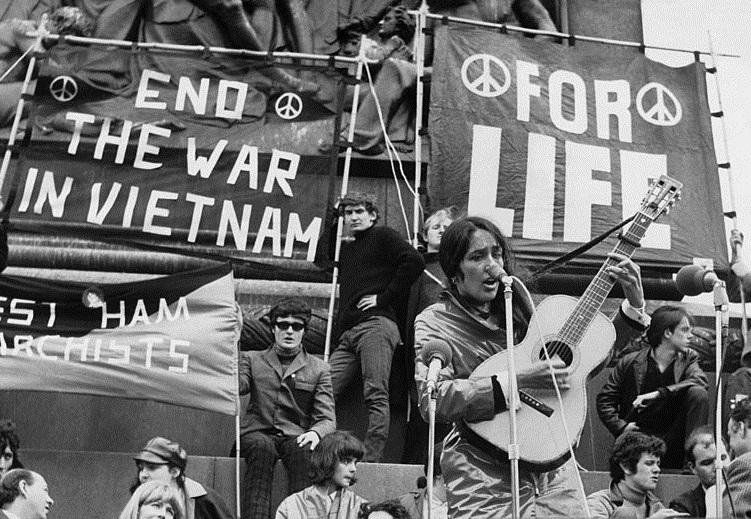 Entre os temas abordados est&atilde;o a m&uacute;sica de resist&ecirc;ncia contra a Guerra do Vietn&atilde;, fortemente condenada pela cantora Joan Baez