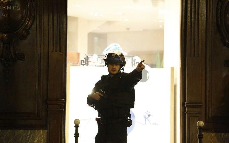 Tiroteio em Champs-Elys&eacute;es resultou na morte de um policial e do suspeito, al&eacute;m de dois policiais feridos