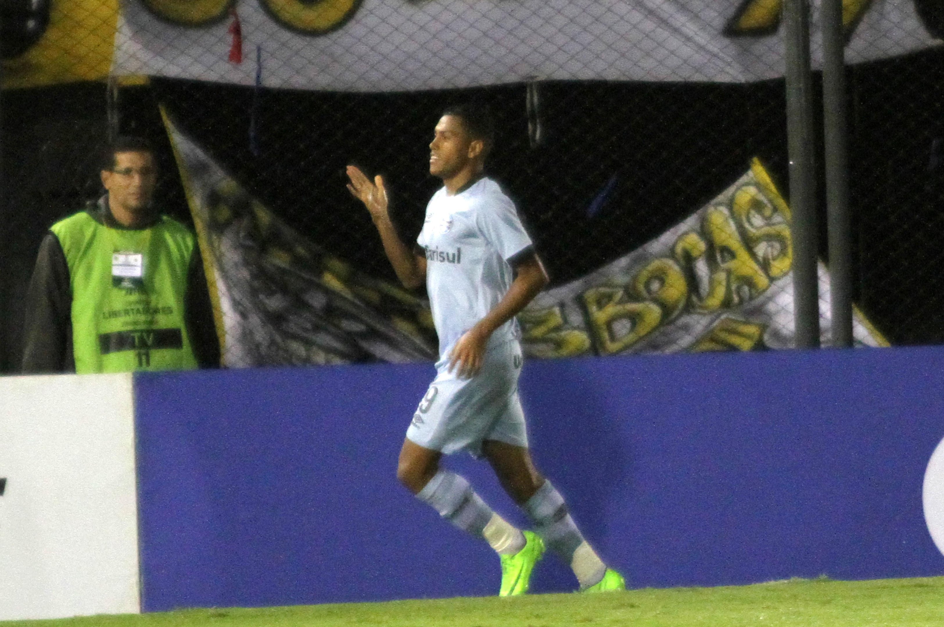 Atacante explicou escolha do Gr&ecirc;mio por reservas para "poupar" os jogadores
