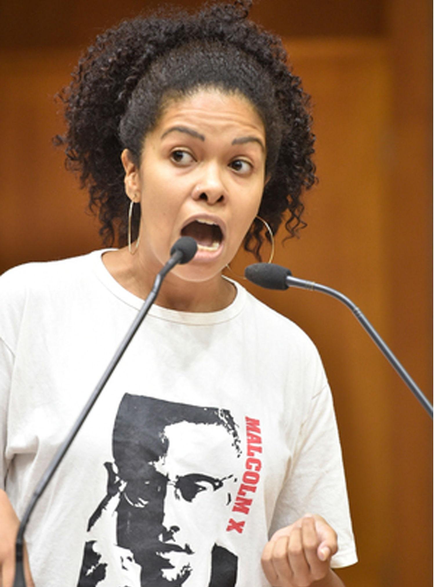 Vereadora Karen Santos usou vestimenta com estampa do l&iacute;der negro Malcolm X 